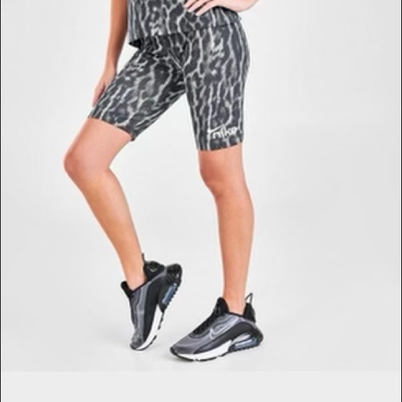 Nike Women's Tight Fit Leo Print Biker Short Size L